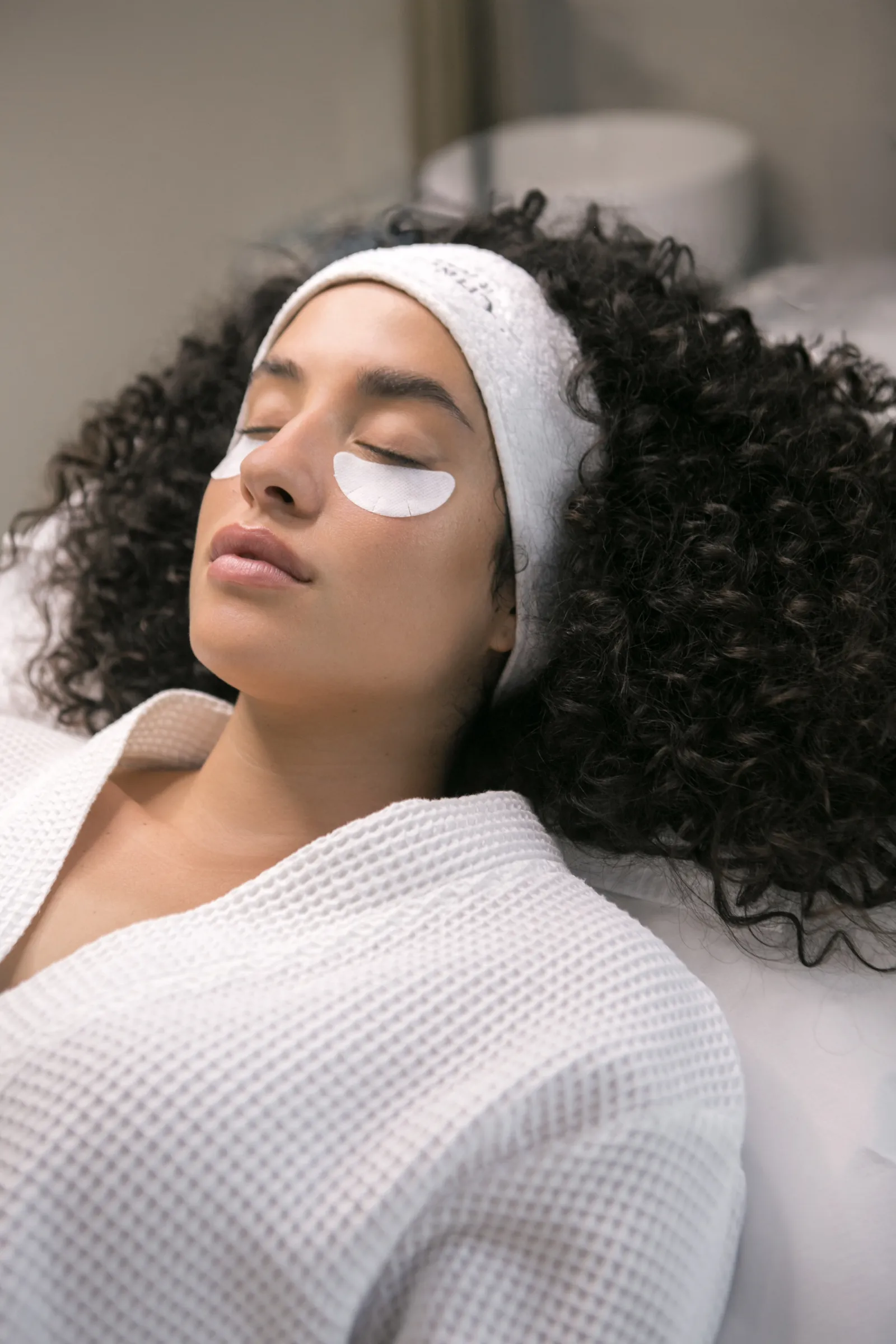 Relaxing eye contour treatment with patches at the luxury beauty salon Velluto Beauty Lab